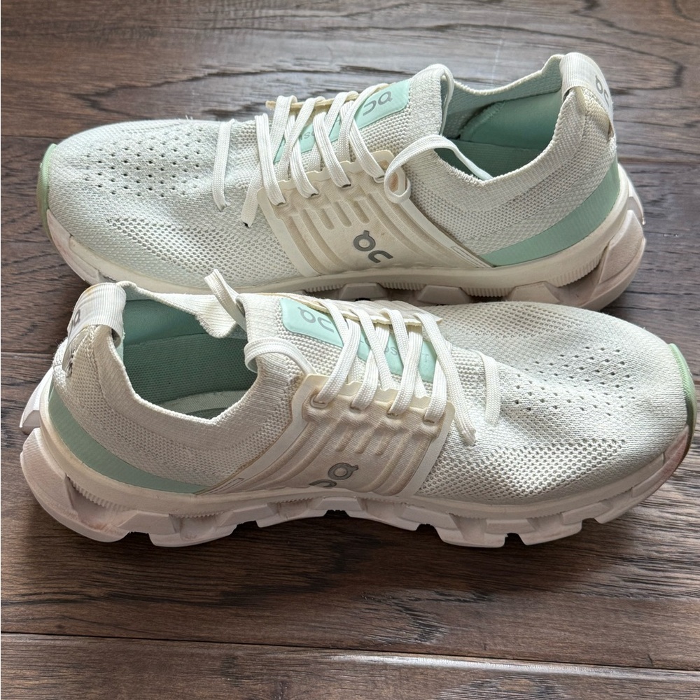 on cloud sneakers white clean and barely worn